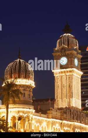 Palazzo Sultano Abdul Samad in piazza Merdeka al crepuscolo, Kuala Lumpur Foto Stock