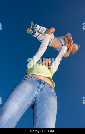 Bambina di 1 anno e madre 33 anni al di fuori Foto Stock