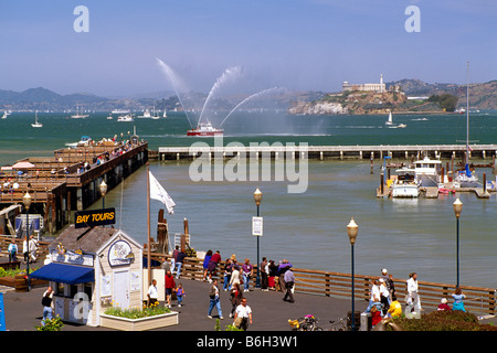 Fisherman Wharf di San Francisco, California, Stati Uniti d'America - Isola di Alcatraz e Fireboat Display acqua nella baia Foto Stock