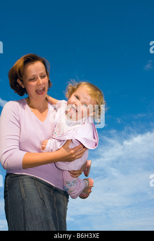 La madre di 30 anni e mia figlia di 1 anno all'esterno Foto Stock