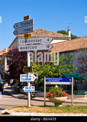 Città francese D cartello stradale le direzioni e le amenità locali signpost Francia Europa Foto Stock