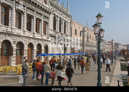 Guardando verso la Riva degli Schiavoni passato il Palazzo Ducale Venezia Italia Aprile 2008 Foto Stock