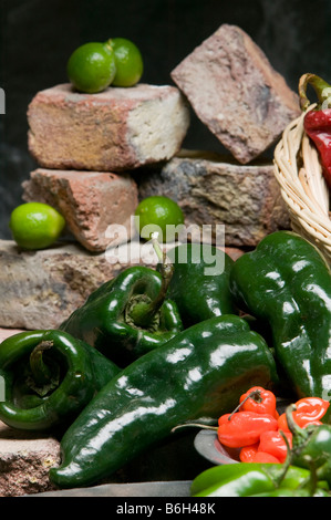 Varietà di peperoncini e limes. Foto Stock