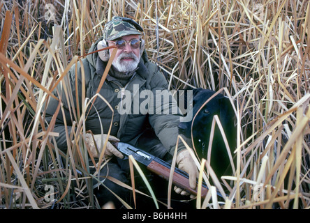 Mistero scrittore Donald Hamilton autore del Matt Helm mistero libri e la sua black labrador cane Ricky, il fiume San Juan, Nuovo Messico. Foto Stock