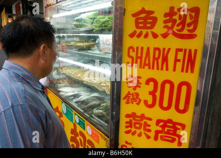 Cliente sta guardando la finestra di visualizzazione dei cinesi della zuppa di pinne di pescecane ristorante a Chinatown centrale di Bangkok in Thailandia Foto Stock