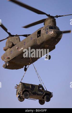 Italian CH-47 Chinook portante una lince jeep in Afghanistan Foto Stock