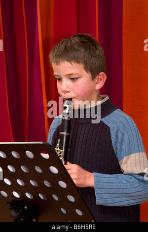 Ragazzo giovane praticante clarinetto Foto Stock