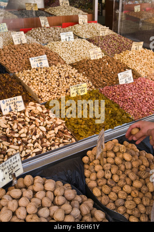 I dadi per la vendita su uno stallo al di fuori del centro di pesce e di carne sul mercato Athinas Street nel centro di Atene in Grecia Foto Stock