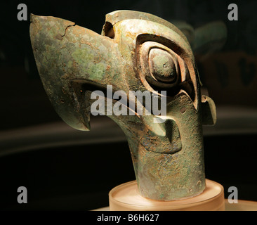 Tall Tremila anni uccello di bronzo statua Sanxingdui tre stelle Museo tumulo di Guanghan Chengdu Sichuan in Cina Foto Stock