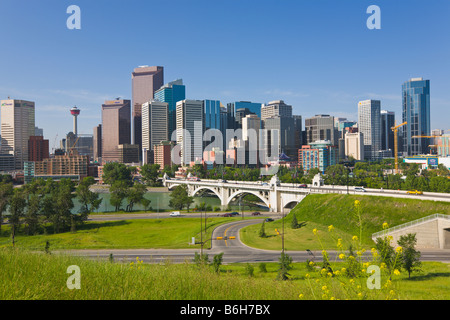 Centre St Bridge e il centro cittadino di Calgary Alberta Canada Foto Stock