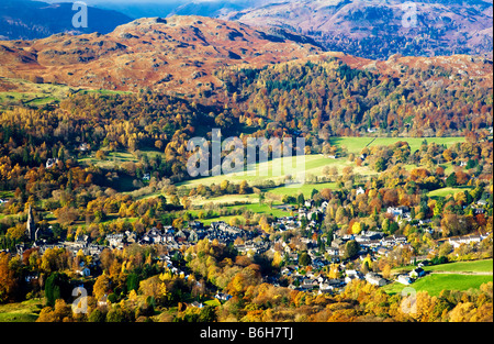 Vista su Ambleside dal percorso che conduce fino a Wansfell Pike su una soleggiata giornata autunnale nel Lake District Cumbria Inghilterra England Regno Unito Foto Stock