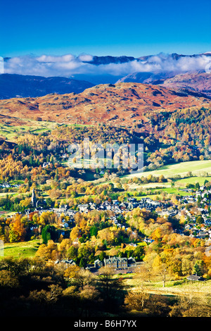 Vista su Ambleside dal percorso che conduce fino a Wansfell Pike su una soleggiata giornata autunnale nel Lake District Cumbria Inghilterra England Regno Unito Foto Stock