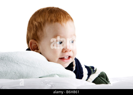 Bella redheaded baby boy sulla coperta Foto Stock