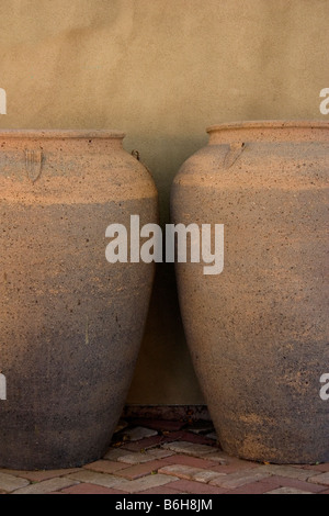 Due grandi urne in ceramica Foto Stock
