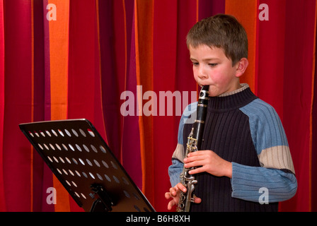 Ragazzo giovane praticante clarinetto Foto Stock