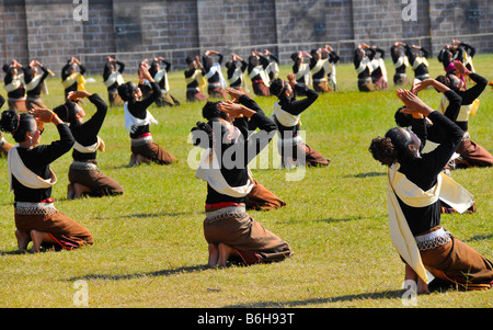 Ballerini tradizionali a Surin Festival di Elefanti in Thailandia Foto Stock