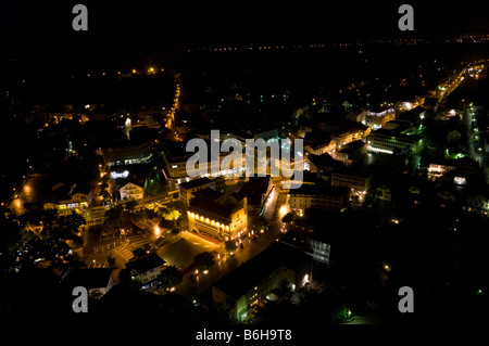 Antenna vista notturna illuminata di Vaduz, capitale del Liechtenstein Foto Stock