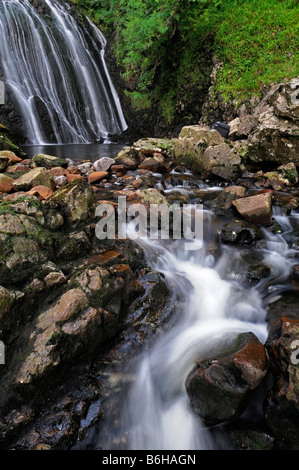 Connemara cascata cascata rapids su un piccolo torrente fiume che scorre liscia come seta loch Finny lough Na Fooey County Galway Irlanda Foto Stock