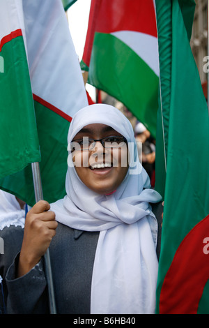 2008 musulmano americano parata del giorno del festival e su Madison Avenue a New York City. Ragazza del Bangladesh tra bandiere nazionali Foto Stock