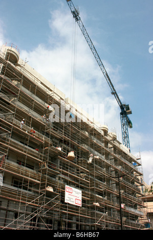 Nuove procedure Dockside ville in costruzione che si affaccia sul porto di Monaco Foto Stock