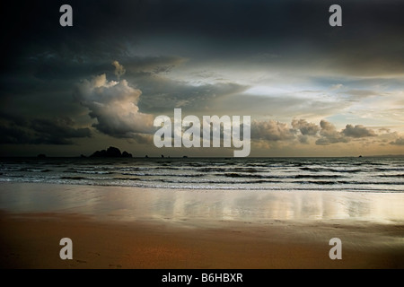 Tramonto, guardando verso l'Isola di Phuket, Ao Nang Beach, Ao Nang, Krabi, Thailandia. Foto Stock