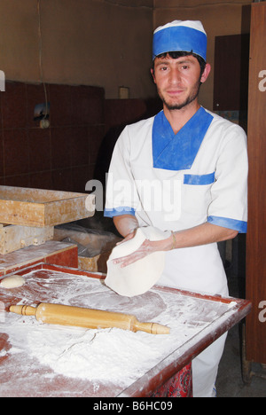 Un baker rendendo tradizionale pane azzimo in un forno tandoori in Turchia Foto Stock