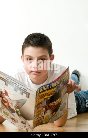 Bambino fumetto lettura beano dandy ragazzi leggere literacy funny divertente fumetto editore per la pubblicazione delle competenze istruzione educative Foto Stock