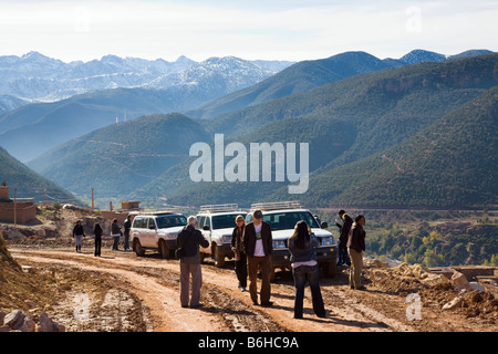 Valle di Asni Marocco turisti e 4x4 fuoristrada accanto alla strada sterrata in colline ai piedi dell'Alto Atlante in inverno Foto Stock