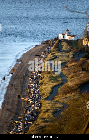 Le persone che si godono il panorama e il tramonto al parco alla scoperta del Faro, Seattle, Washington. Foto Stock