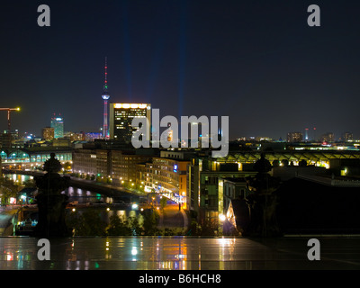 La notte sullo skyline di Berlino come visto dalla terrazza sul tetto del Reichstag. Foto Stock