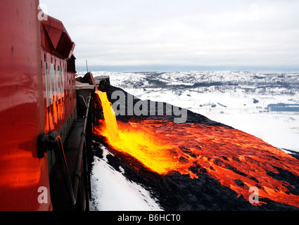 Questo è uno dei più spettacolari viste nell'industria mineraria. Versando la scoria è molto simile al flusso di lava. Foto Stock