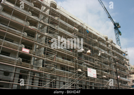 Nuove procedure Dockside ville in costruzione che si affaccia sul porto di Monaco Foto Stock