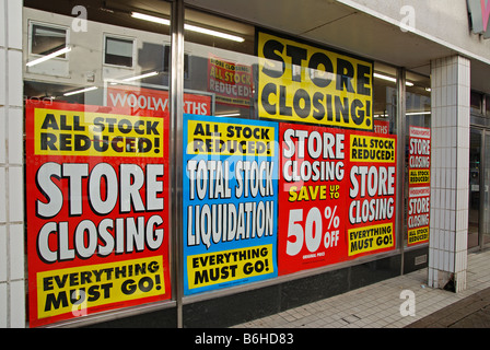 Chiusura del negozio poster verso il basso nella finestra di un woolworths store,l'Inghilterra,uk Foto Stock