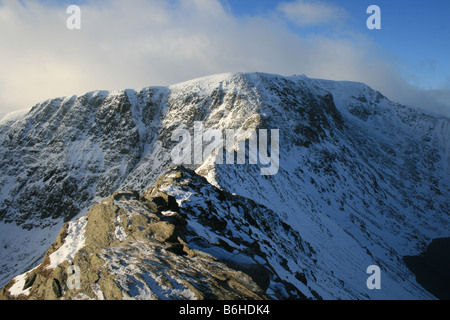 Guardando lungo una estensione invernale bordo verso il vertice di Helvellyn, North East Lake District Foto Stock