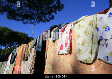 Di immigrati e di lavaggio biancheria stesa ad asciugare in Roma Foto Stock