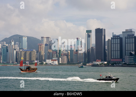 Barche a vela attraverso il porto di Hong Kong Foto Stock