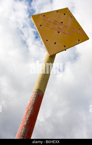 Segno di avvertimento del cavo telefonico al di sotto sulla spiaggia di Aldeburgh Foto Stock