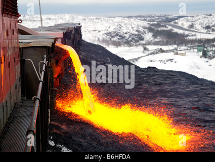 Questo è uno dei più spettacolari viste nell'industria mineraria. Versando la scoria è molto simile al flusso di lava. Foto Stock