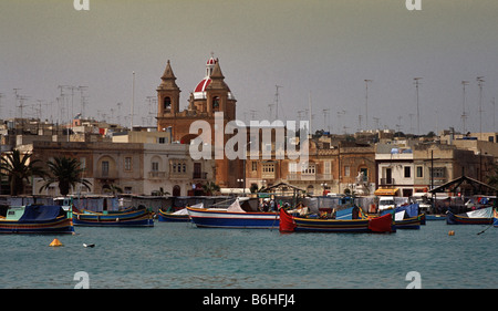 Tradizionale Maltese barche da pesca chiamato Luzzus ormeggiata nel porto di Marsaxlokk Foto Stock