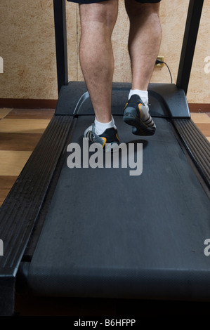 Vista posteriore di un uomo che esercitano su tapis roulant Foto Stock