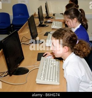 Gli allievi della scuola primaria che utilizzano il computer in aula Foto Stock