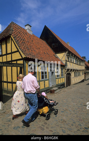 Elk167 3475v dello Jutland in Danimarca Arhus Den Gamle dalla città vecchia con i visitatori passeggino famiglia Foto Stock