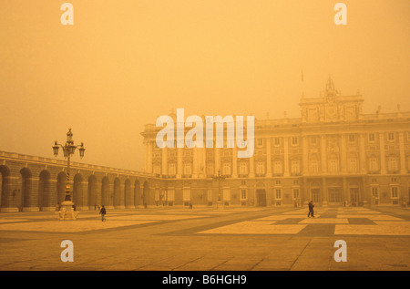 Il Palazzo Reale e Plaza de la Armeria in inverno la nebbia, Madrid, Spagna Foto Stock