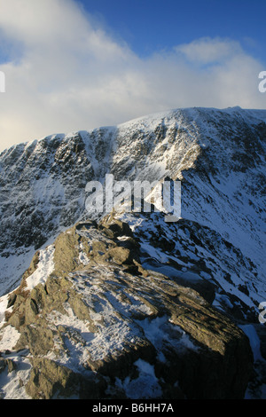 Guardando lungo una estensione invernale bordo verso il vertice di Helvellyn, North East Lake District Foto Stock