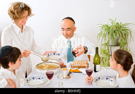 Padre madre figlio e figlia in seder celebrando la Pasqua ebraica Foto Stock