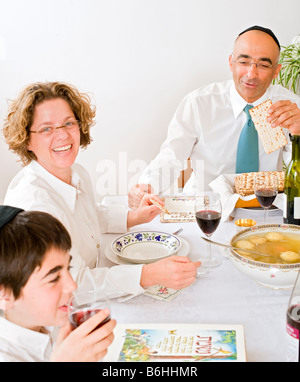 Padre madre e figlio in seder celebrando la Pasqua ebraica Foto Stock