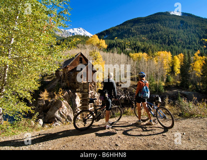I ciclisti si prendono una pausa in autunno per visualizzare il vecchio mulino di cristallo vicino alla storica città di cristallo e marmo, Colorado US. Foto Stock
