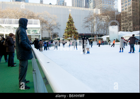 Orologi Uomo pattinatori in Bryant Park di New York durante la stagione di Natale (per solo uso editoriale) Foto Stock