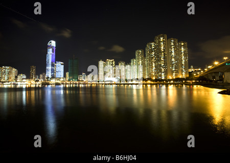 Tsuen Wan cityscape di notte nei Nuovi Territori di Hong Kong Foto Stock