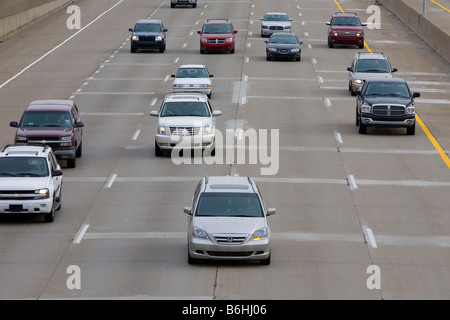 Un autista cambia corsia sulla Interstate 696, una grande autostrada in Metropolitana Detroit del sistema di trasporto Foto Stock